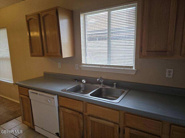 Building Photo - 12105 Castle View Way