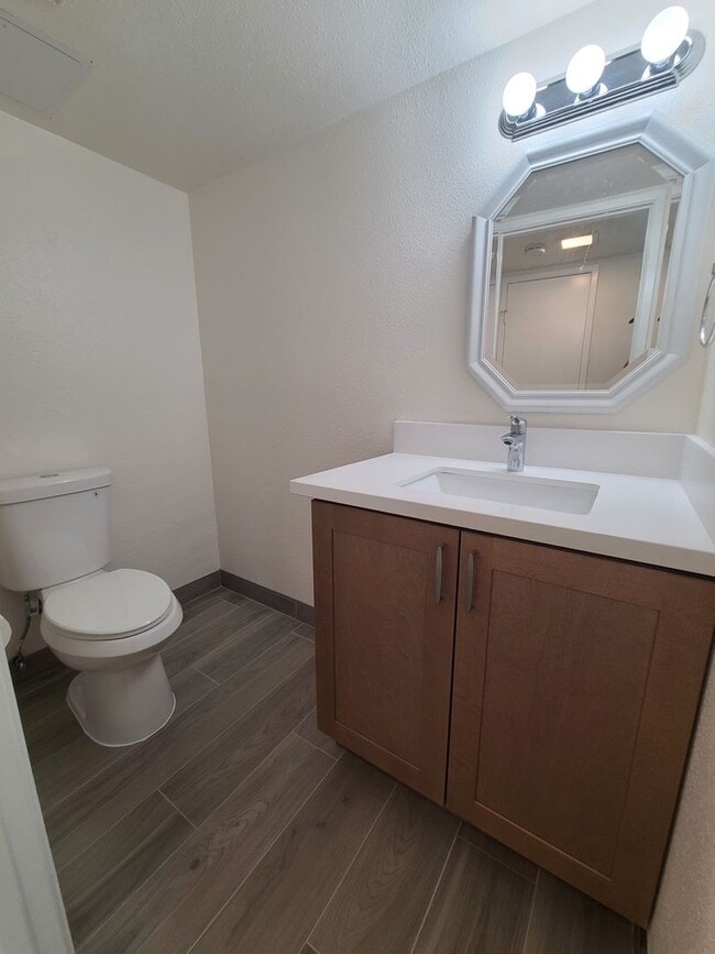 Building Photo - Spacious Two story 3 bed 2.5 baths + 2 car garage in great school district.