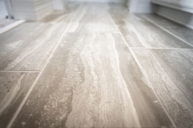 Building Photo - 3/2.5 Beautiful Model Townhome with Screened Courtyard & 2 Car Garage