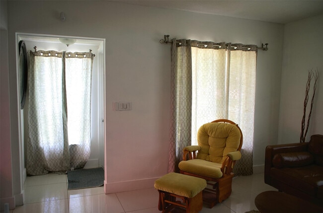 Building Photo - 11150 Peachtree Dr