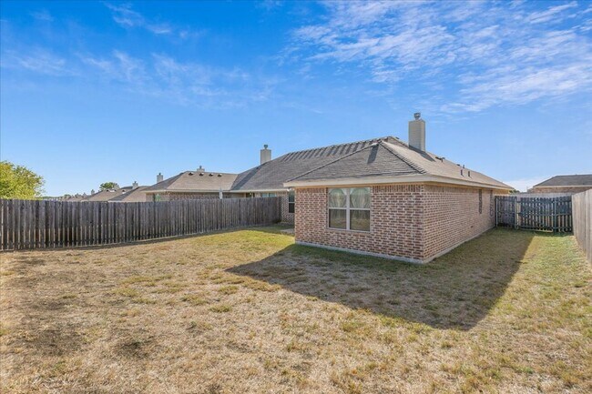Building Photo - 3BR / 2BA Duplex in Hewitt, Texas | Midway ISD
