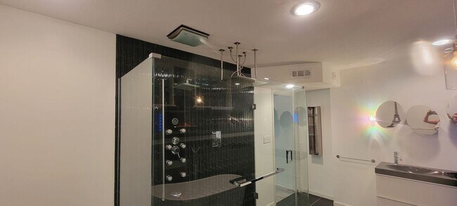 Building Photo - 4 bedrooms 3 baths beautiful house