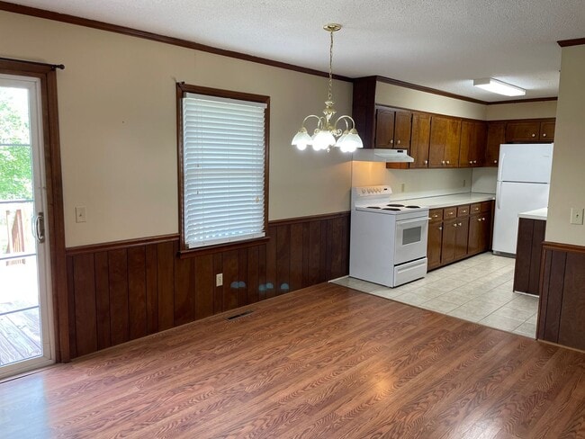 Building Photo - 3 BED, 2 BATH BRICK HOME LOCATED IN COUNTR...