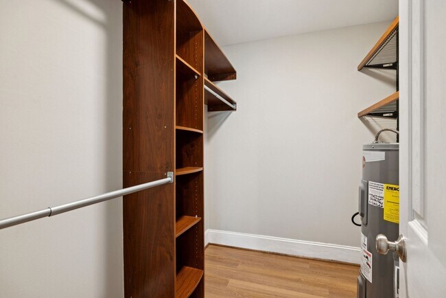 Building Photo - Walkable Location, Location, Location in G...