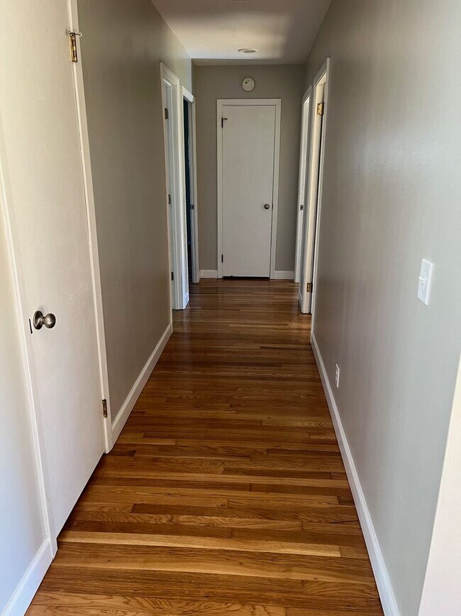 Building Photo - 3 Bedroom / 1 Bath  Johnson City, TN