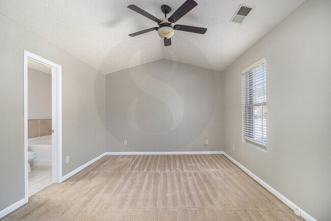 Building Photo - Spacious 3BR/2.5BA End-Unit Townhome!