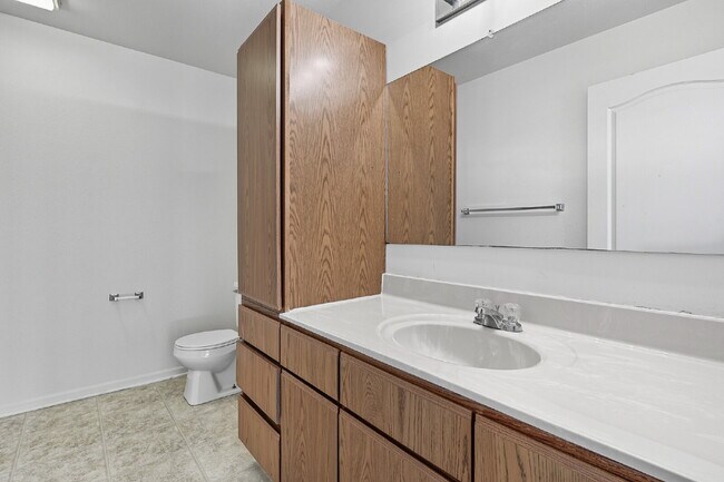 Building Photo - 1421 River View Ave