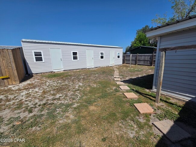 Building Photo - 1525 Oak Ave