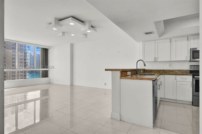 Building Photo - 520 Brickell Key Dr