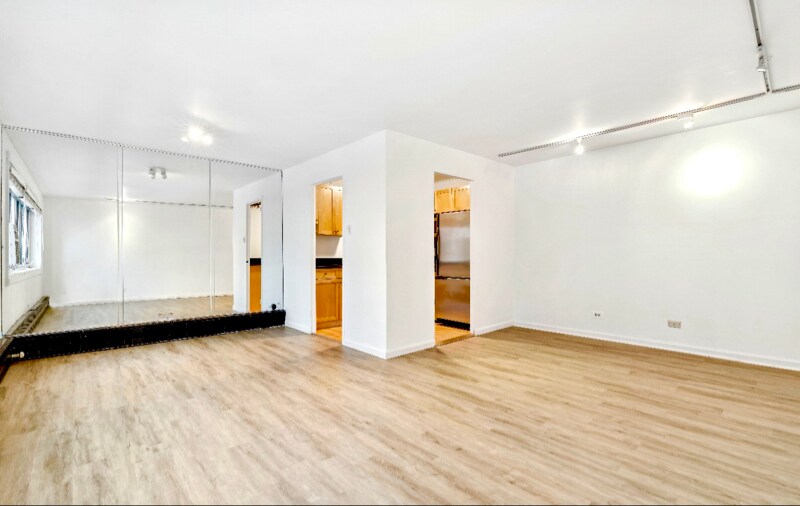 Building Photo - 700 W Bittersweet Pl