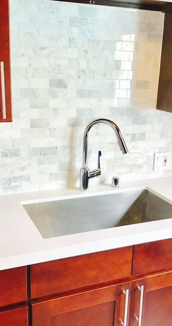 Building Photo - This upstairs 2 bed / 1 bath apartment in Echo Park is now available - Includes private parking a...