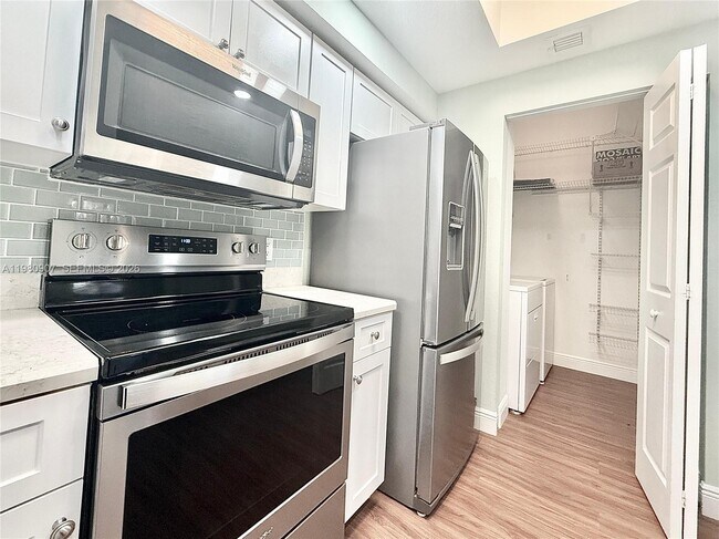 Building Photo - 3020 Alcazar Pl