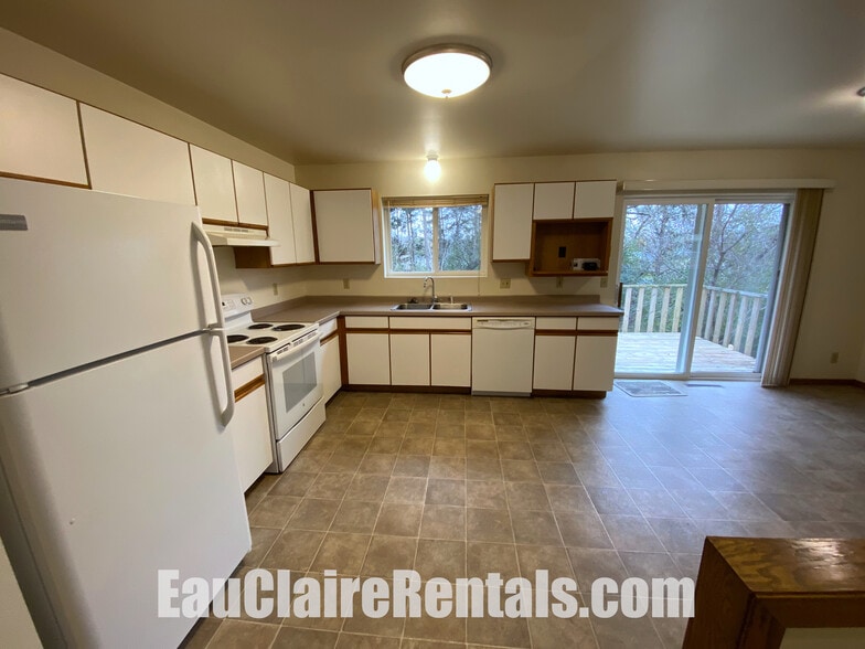 Kitchen - 2265 Frank St