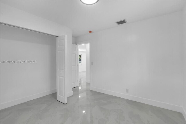 Building Photo - 821 SW 7th Ave