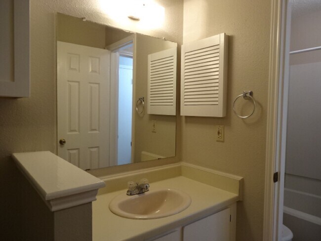 Building Photo - 13716 Sablecrest Dr