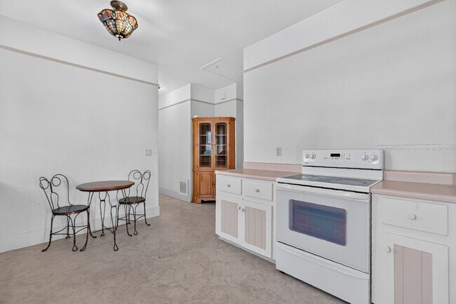 Building Photo - 3 Bedroom with Historical Charm Close to Square