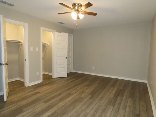 Building Photo - Newly Remodeled 4BR/1BA in Forest Hills Neighborhood