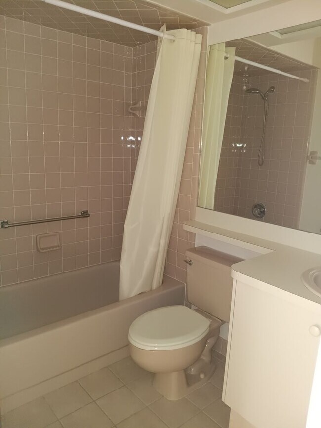 Building Photo - 2 bedroom 2 bathroom Large House for rent ...