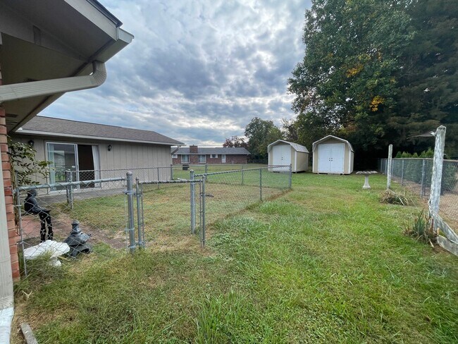Building Photo - Large home in Pigeon Forge
