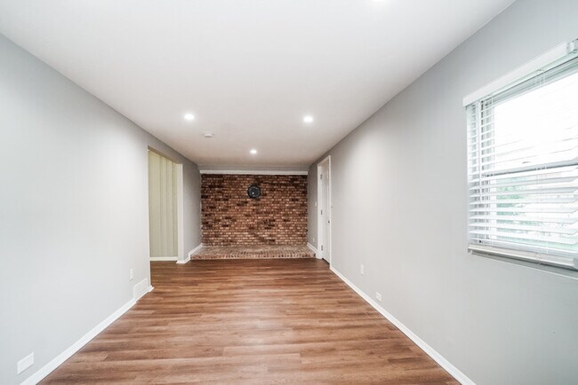 Building Photo - 1408 Lillian Ln