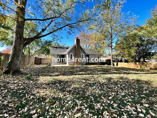 Building Photo - Wonderful Northland Home w/ an Updated Kit...
