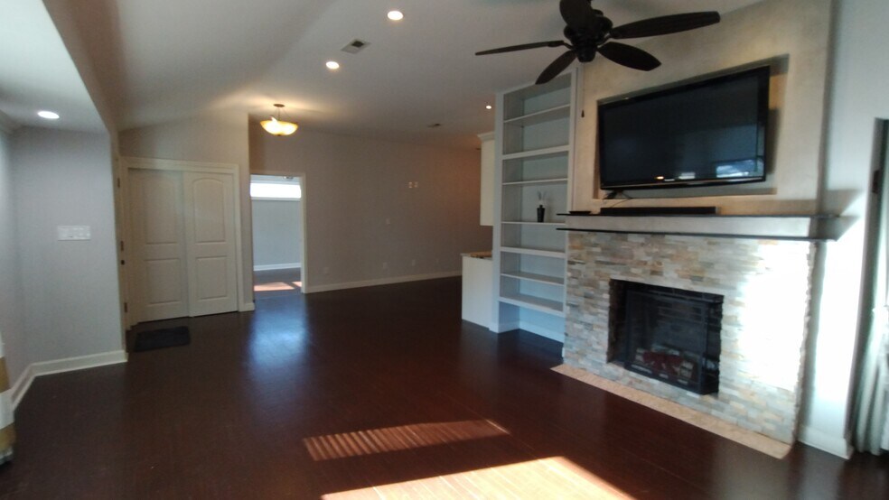 Building Photo - 710 Yucca Ave