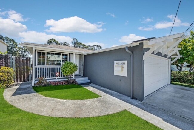 Building Photo - 3042 Maple Ave