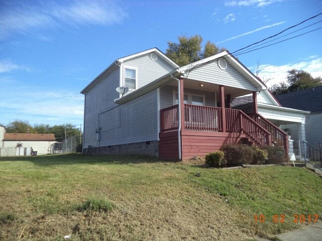 Building Photo - 619 Iowa Ave