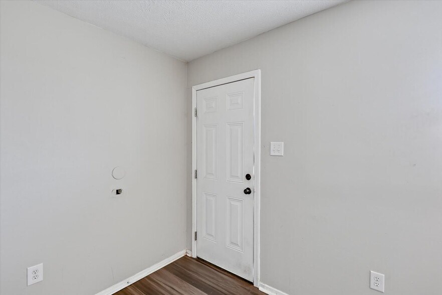 Building Photo - 216 Gunter St