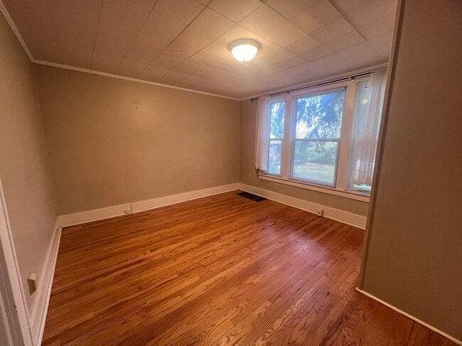 Building Photo - Two Bedroom Duplex - Located just Outside ...