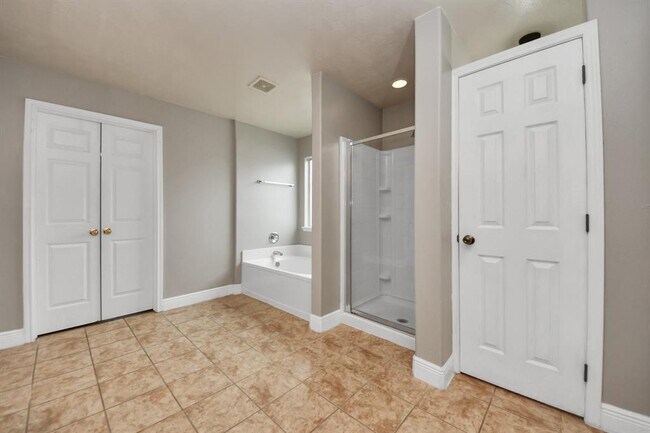 Building Photo - 2515 Knoll Shadows Ln