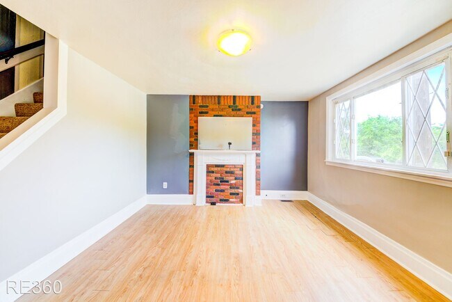 Building Photo - 4 br, 1 bath House - 1008 East Warrington ...