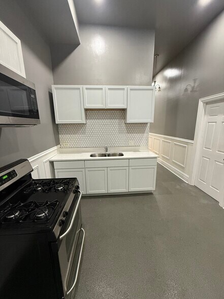 Building Photo - 1312 W 51st St