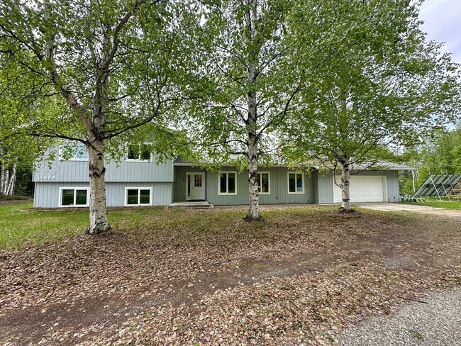 Building Photo - Fully Furnished 3BD/3BA Home with Solar Po...