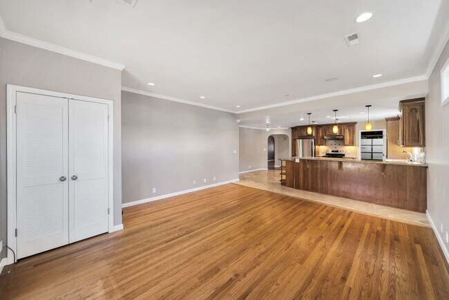 Building Photo - Welcome Home to the peaceful Shoreview Nei...