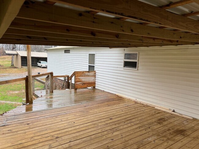 Building Photo - 2 Bed/2 Bath Home - Large Private Wooded Lot - Great Location - Large Covered Back Deck - Storage...