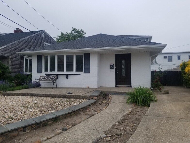 Front - 456 Lincoln Blvd