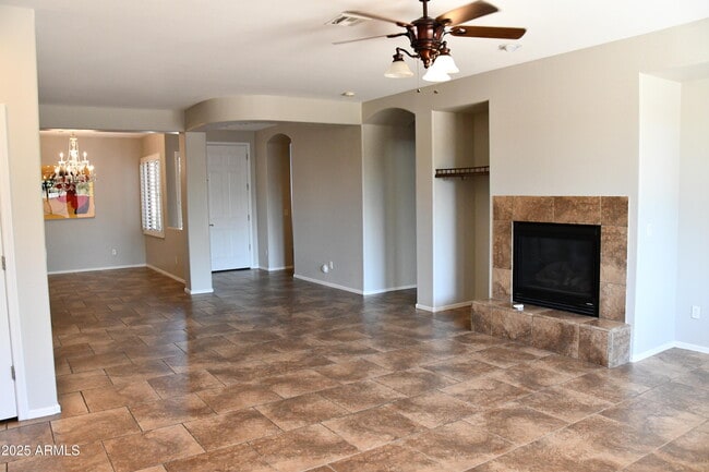 Building Photo - 2219 W Spur Dr