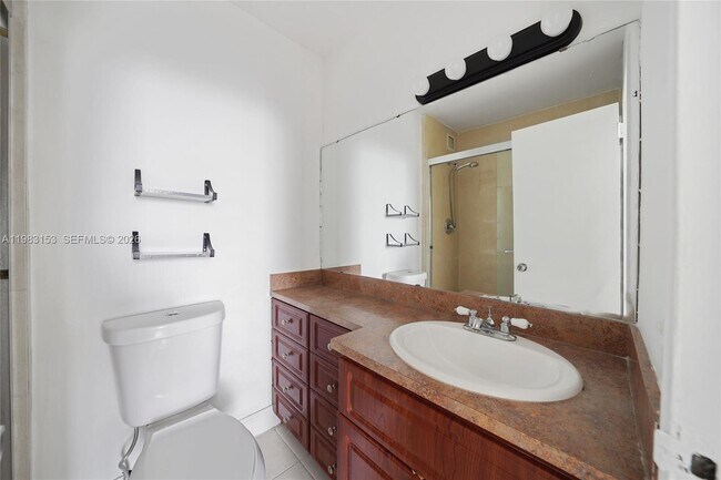 Building Photo - 2000 NE 135th St