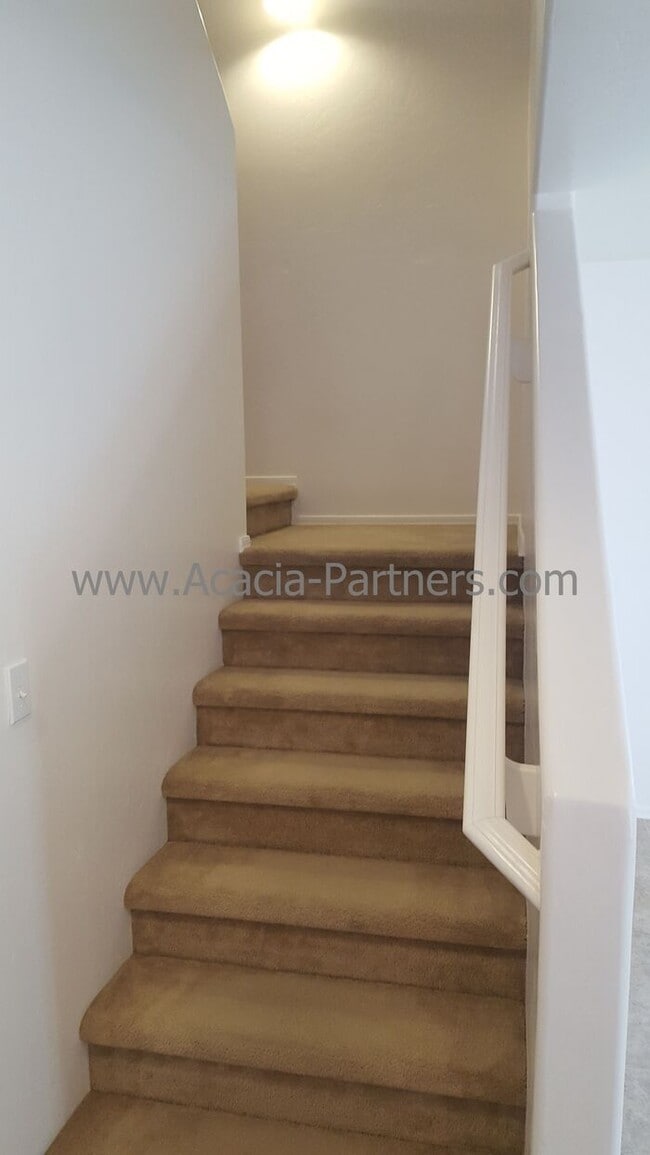 Building Photo - Beautiful Three Bedroom 2 and 1/2 Bath Home