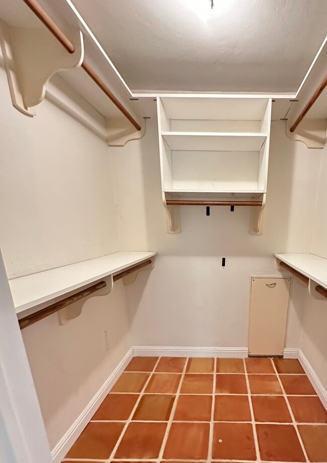 Building Photo - 960 Larrabee St