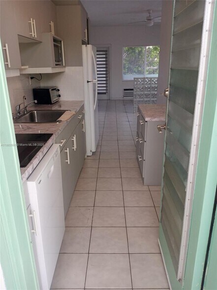 Primary Photo - 6490 Collins Ave