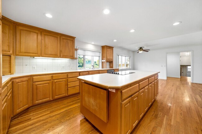 Building Photo - Spacious Two-Story 5 BD/3 BA Home in Desirable East Bluff Neighborhood