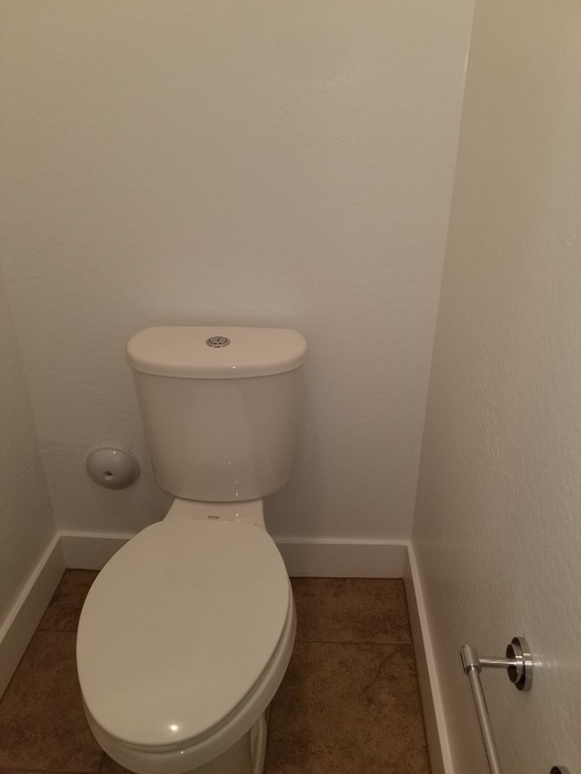 Building Photo - AMAZING TOWNHOME IN MCQUEEN AND OCOTILLO