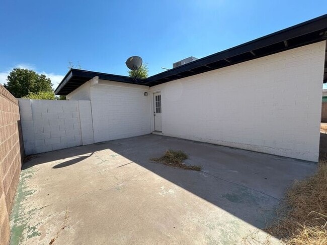 Building Photo - 1254 W Manhatton Dr