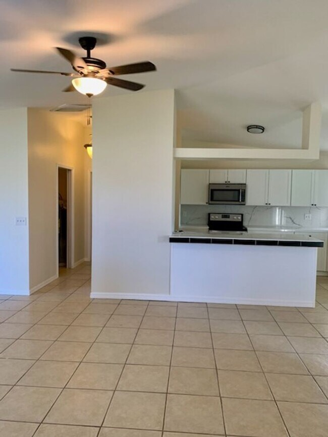 Building Photo - Priced to Rent 3/2