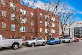 Building Photo - 2343 W Glenlake Ave
