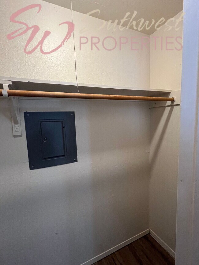 Building Photo - Move in Ready 2 bedroom 1 bath apartment -- Walk to Campus!