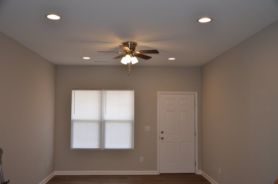 Building Photo - 2265 9th Ave Pl NE