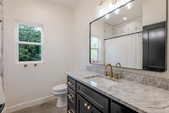 Building Photo - 405 Oak Tree Dr
